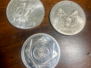 Duas águias e um tokelau